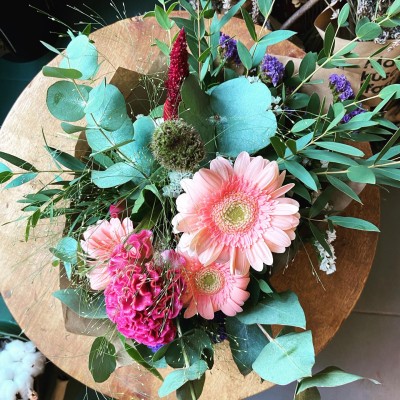 Pekný pondelok ti od nás letí 🤗🌸💐.

#kvety #kytica #bouquet #kvetinarstvo #eucalipto #flowerpower #flowerpower #kosicecity #kosice
